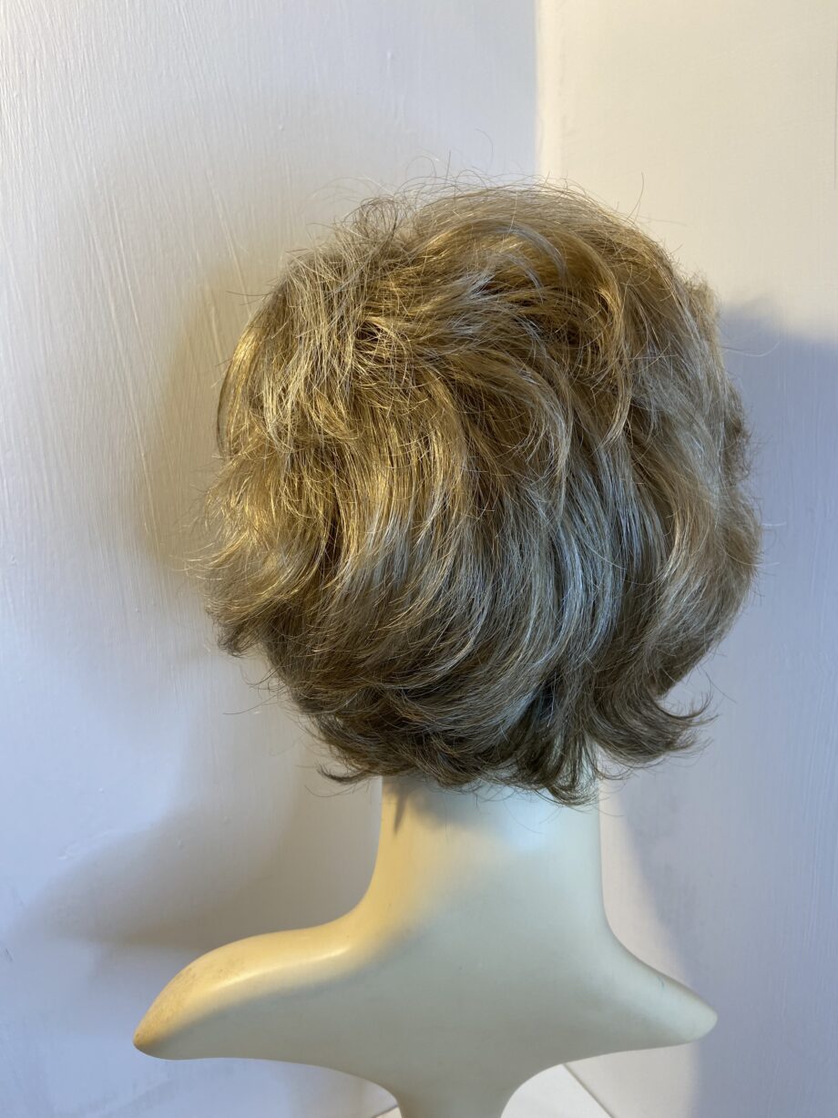 Blonde mid length wig. Blms312
