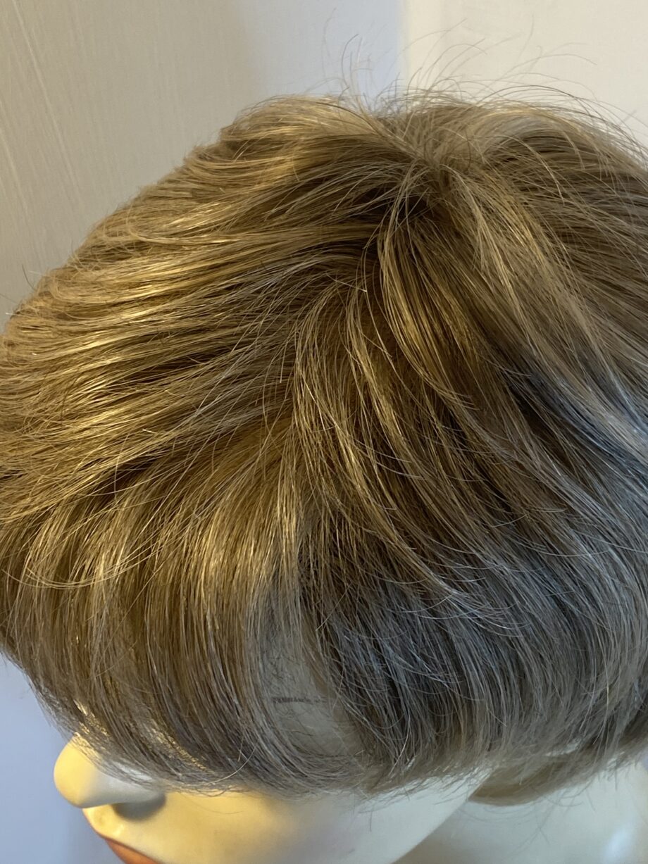Blonde short wig. Blss519