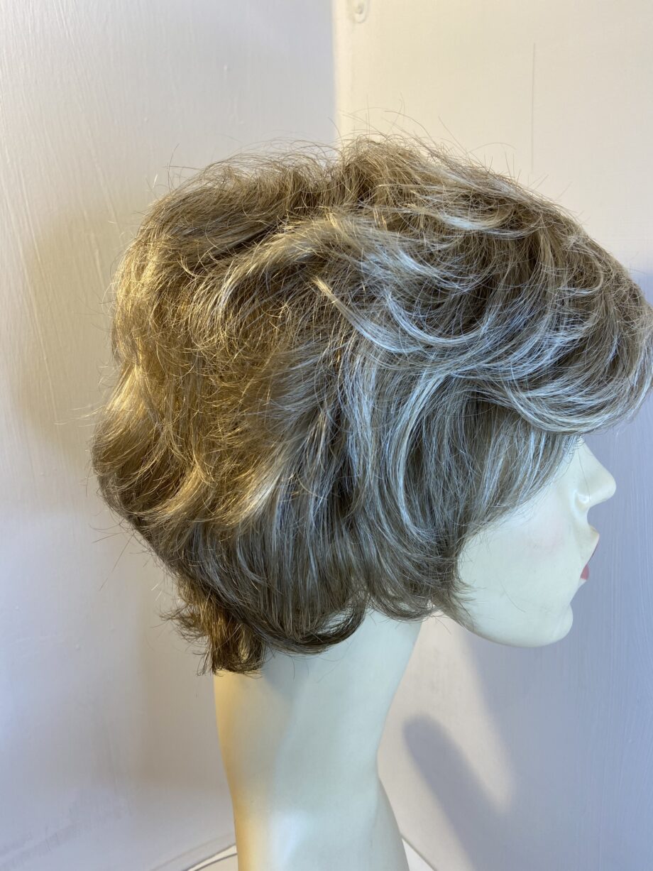 Blonde mid length wig. Blms312