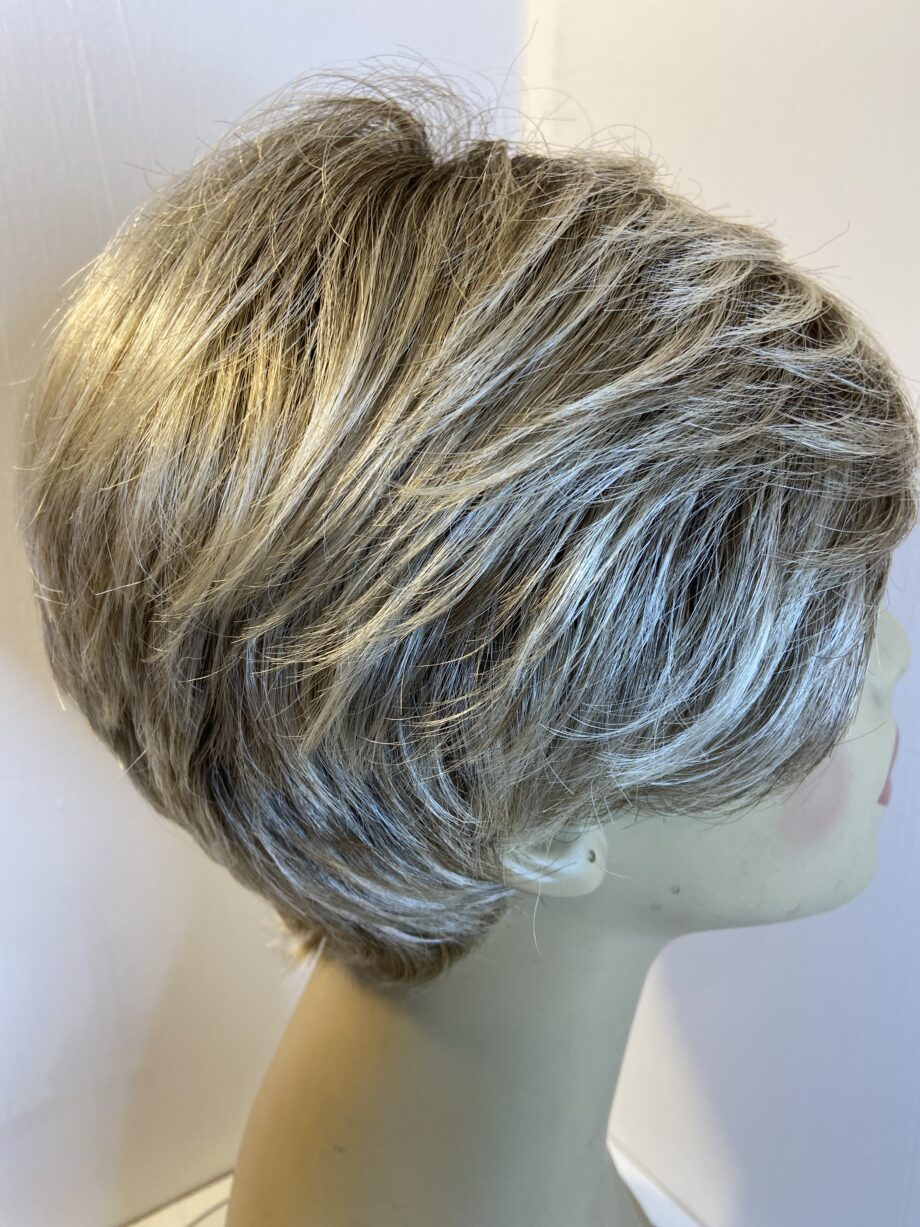 Blonde short rooted wig. Blss415