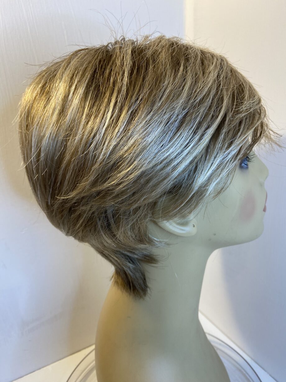 Blonde stylish wig. Blss3010