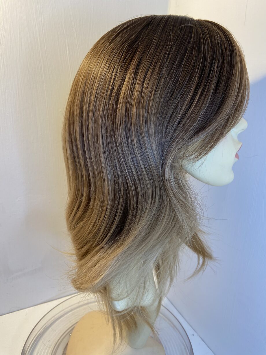 Stunning new blonde rooted wig. Brls523