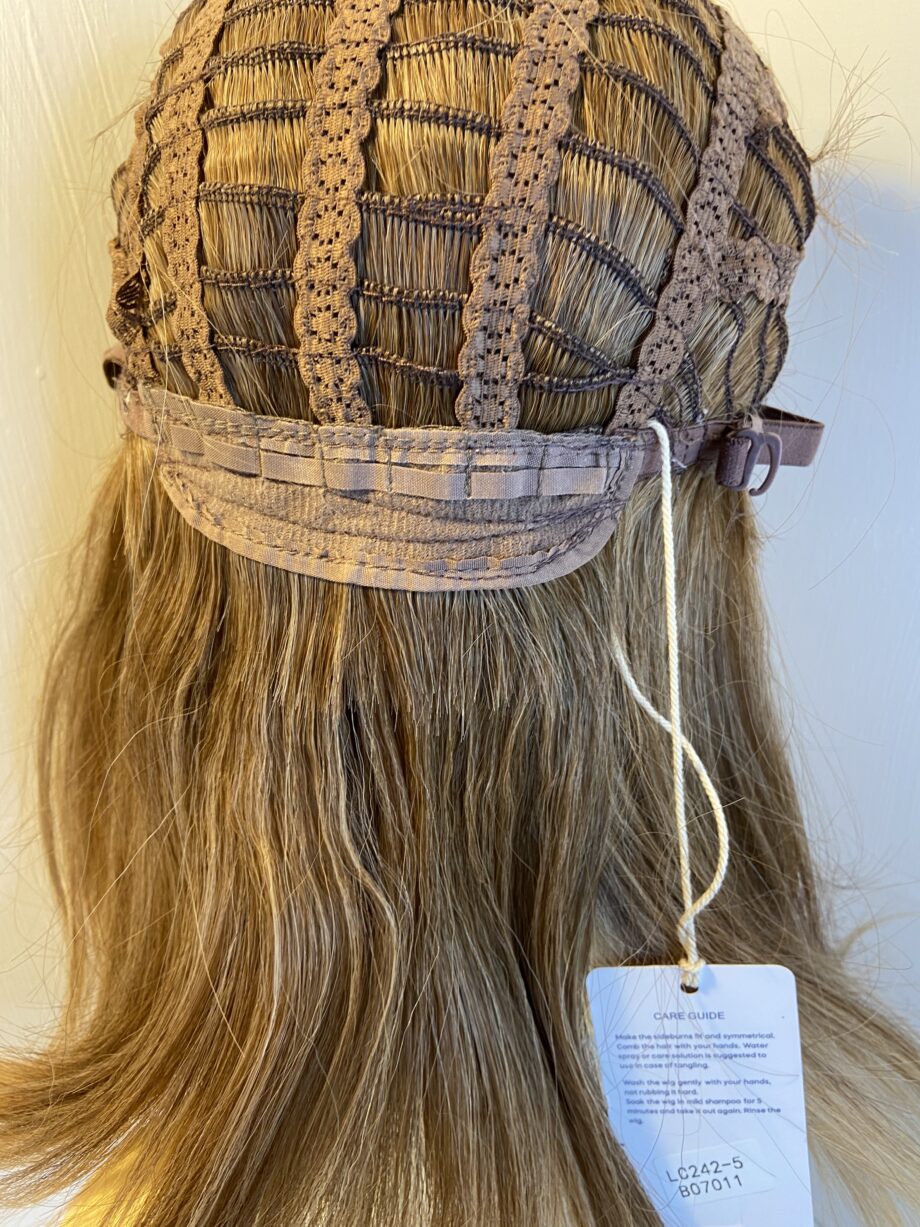 Stunning new blonde rooted wig. Brls523