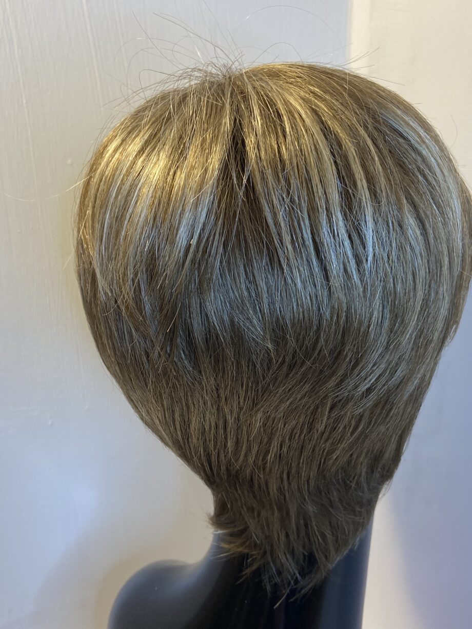 New sand mix short blonde wig. Brss526