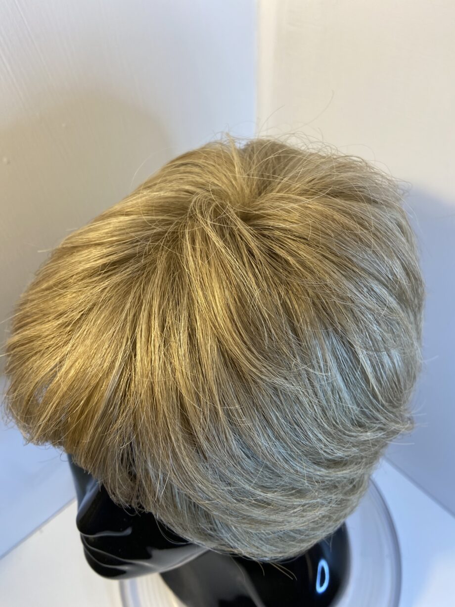 Short soft cap blonde Ellen Wille design. Blss408