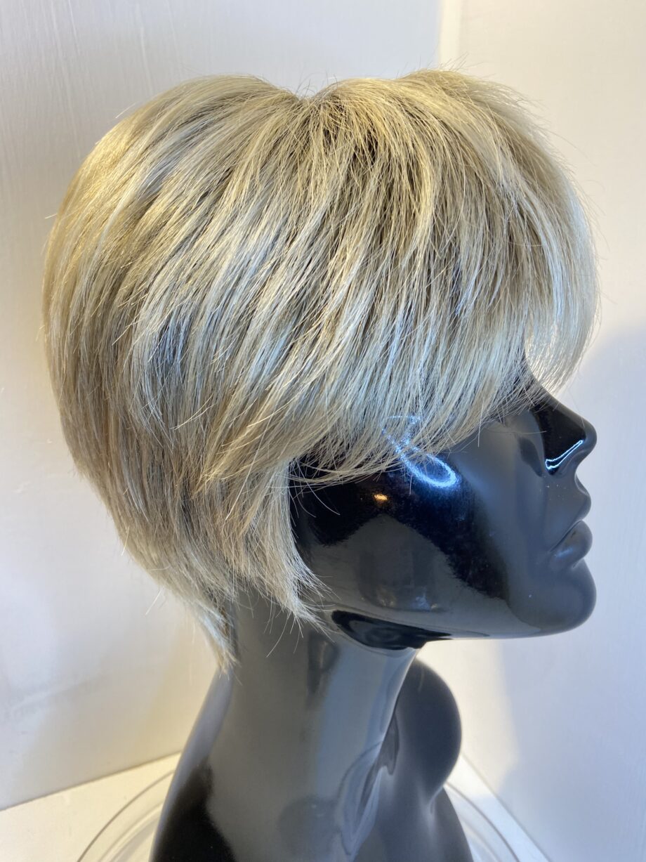 Blonde rooted designer wig. Blss405