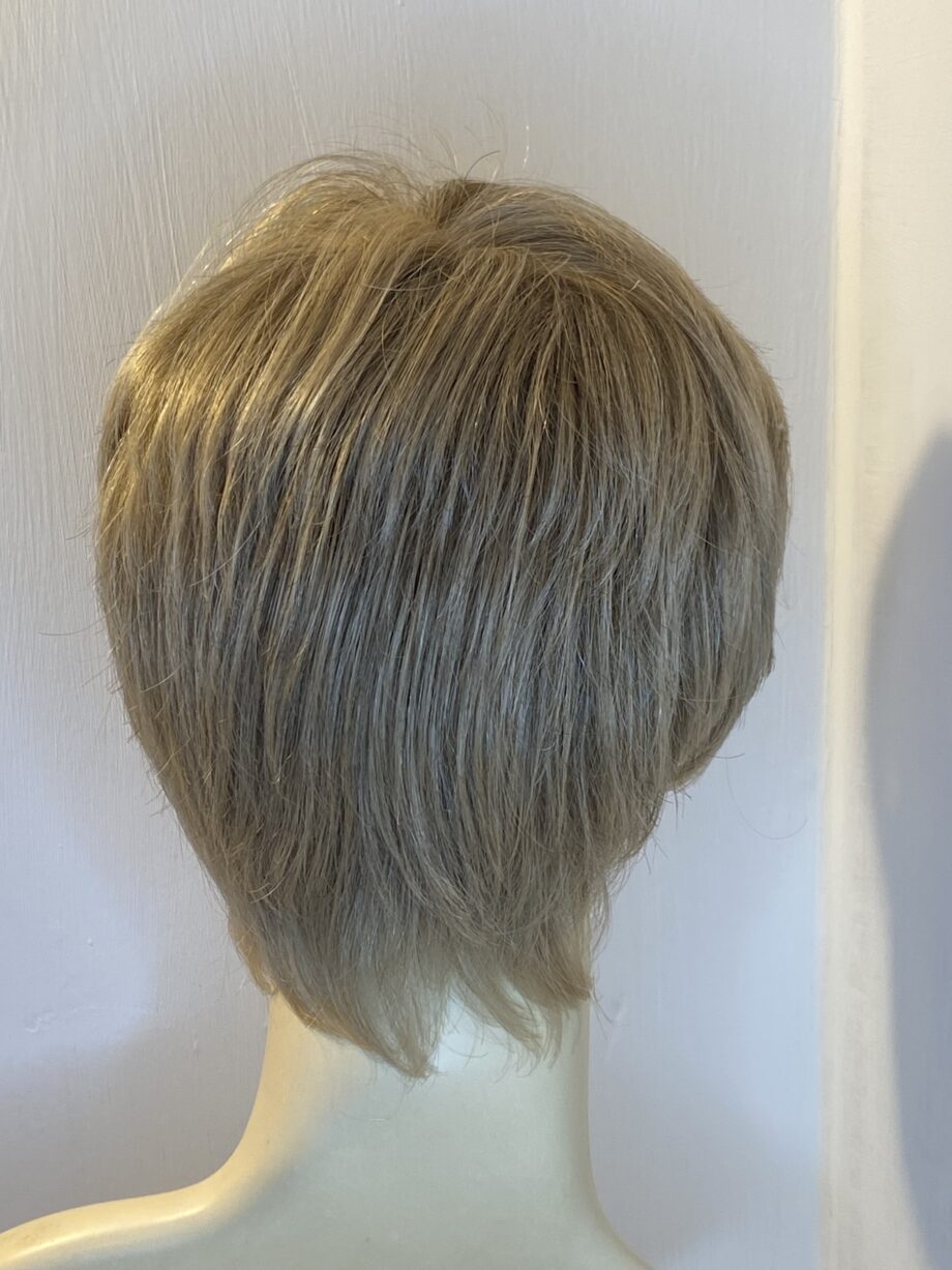 Blonde short wig. Blss519