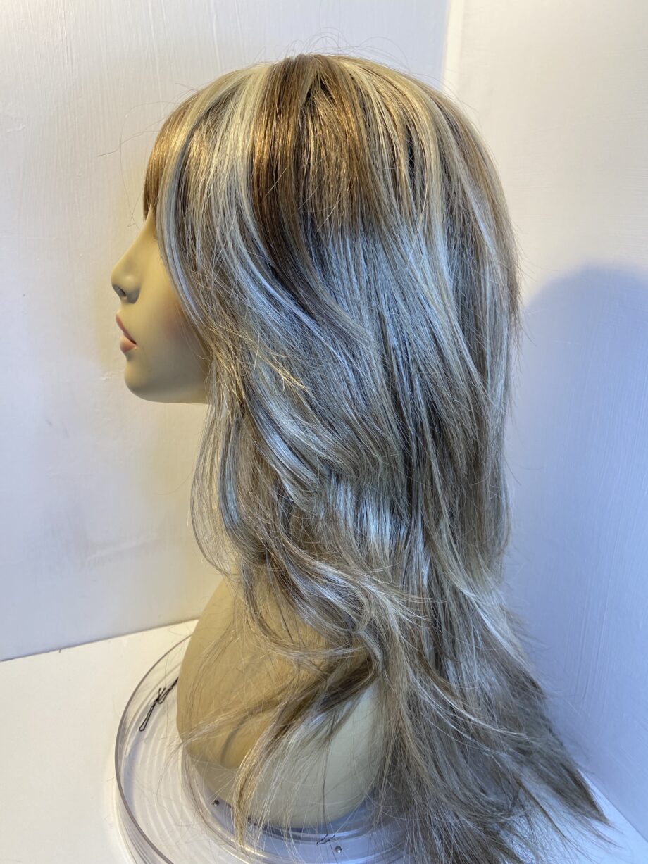 Blonde highlighted long wig. Bblls529