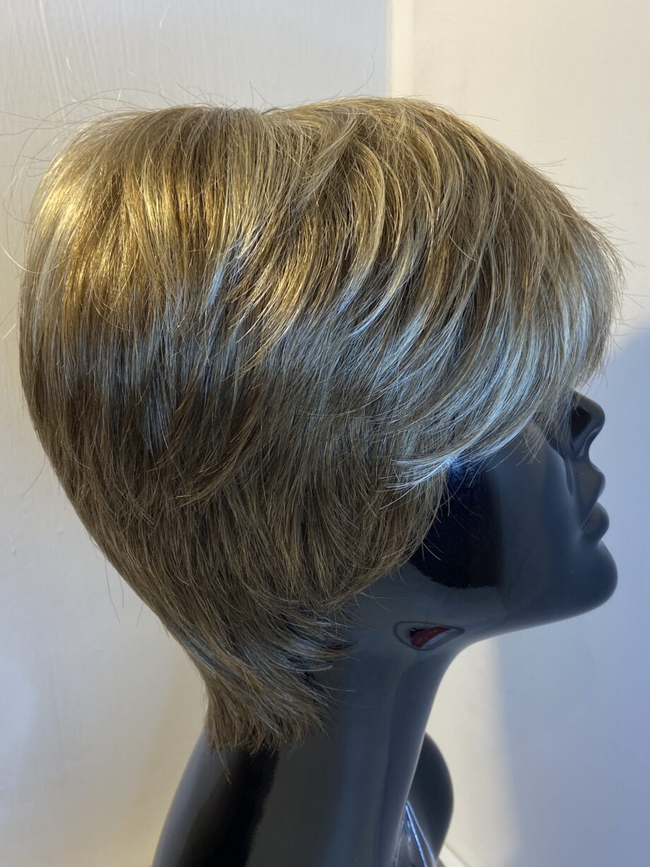 New sand mix short blonde wig. Brss526