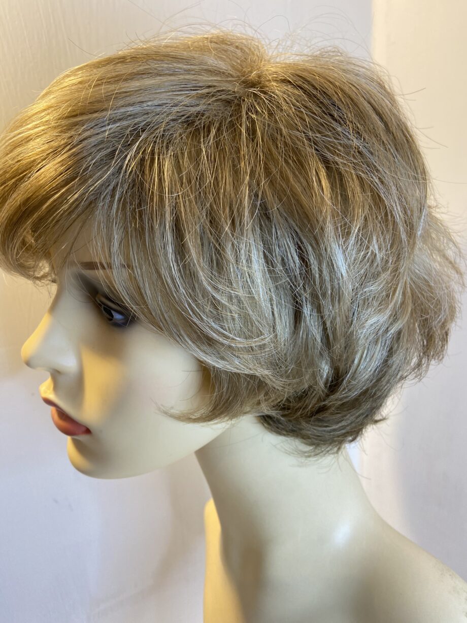 Blonde mid length wig. Blms312