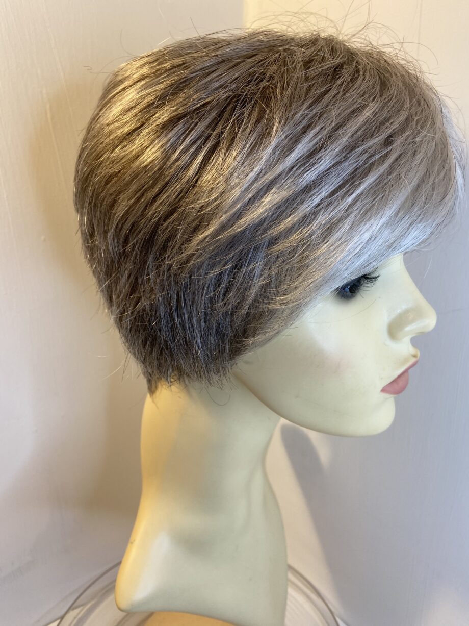 Silver grey wig. Gss516