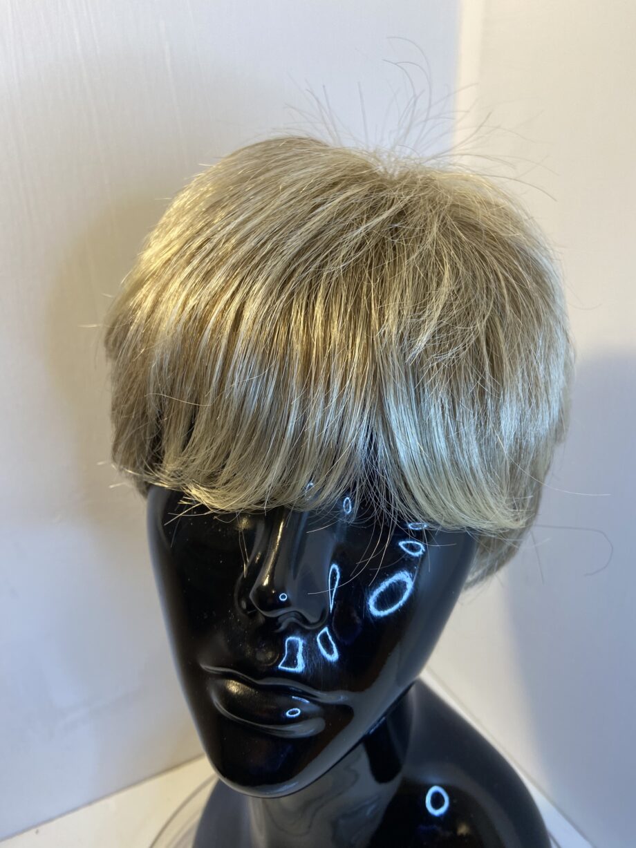Short blonde Ellen Wille   Blss413