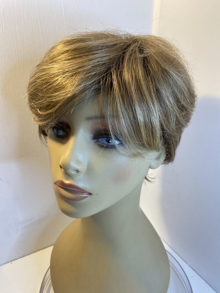 Noriko short light brown wig. Brss409