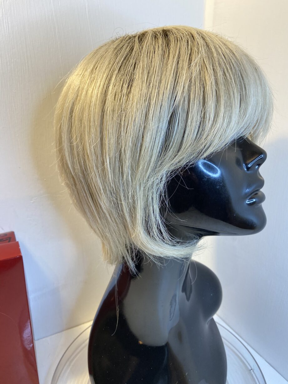 Blonde rooted wig. Bblms309