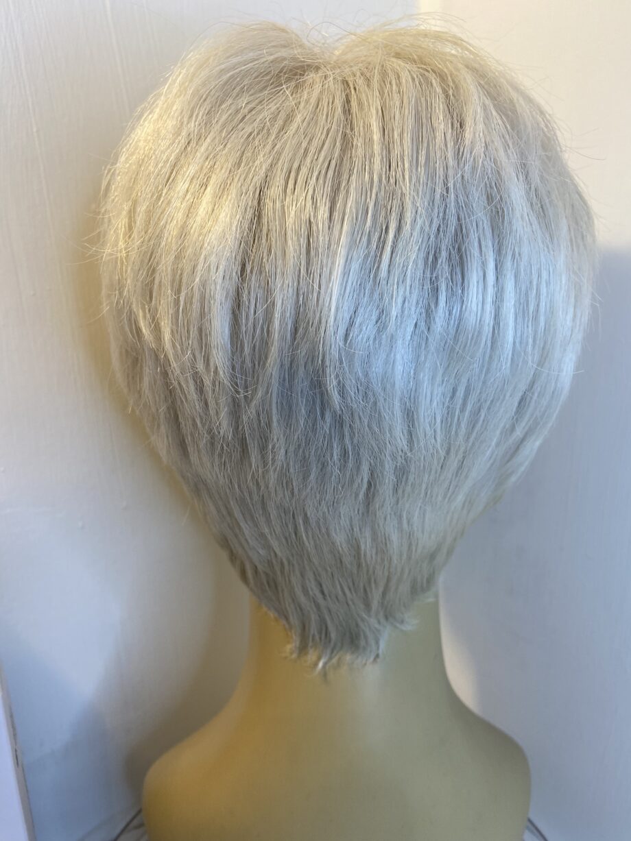 Short White Gisela Mayer wig. Bgss315