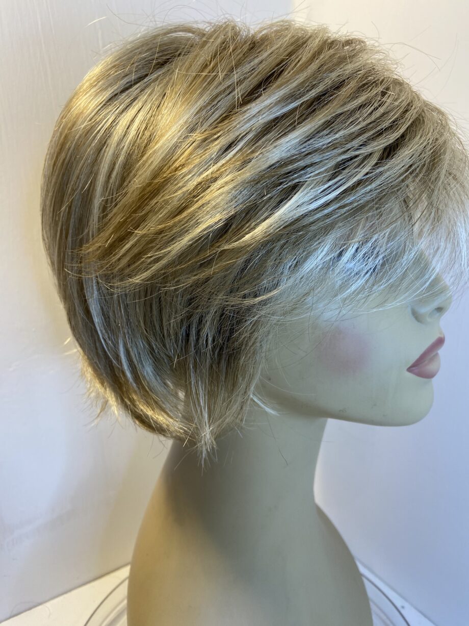 Rooted blonde short wig. Blss527