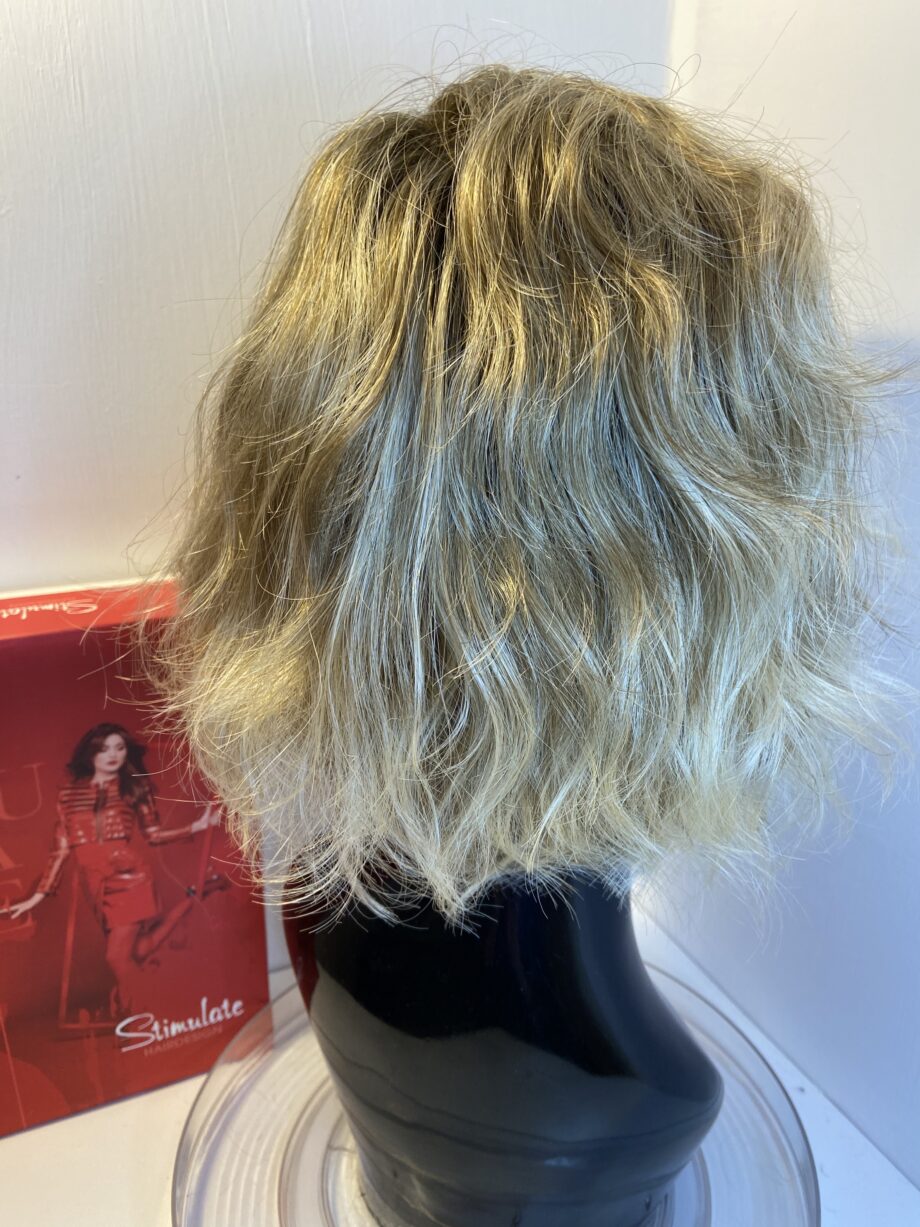 Modern style wavy blonde wig. Bblmw322