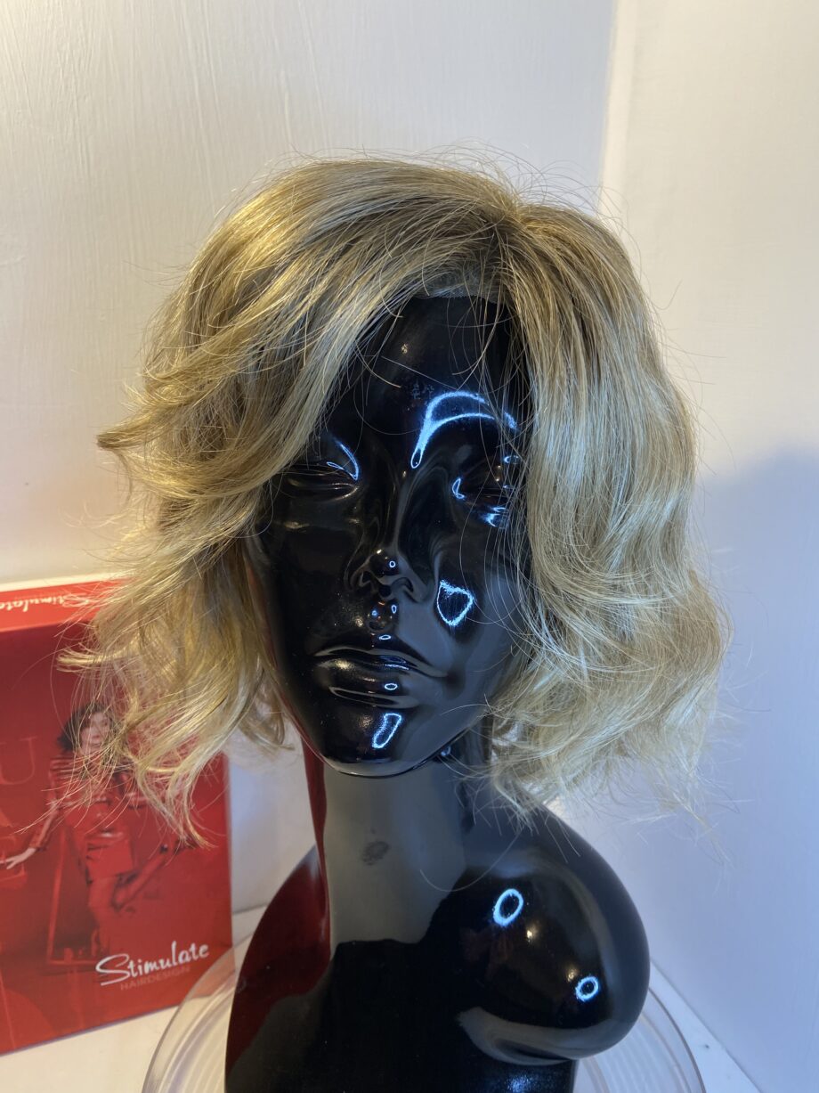 Modern style wavy blonde wig. Bblmw322