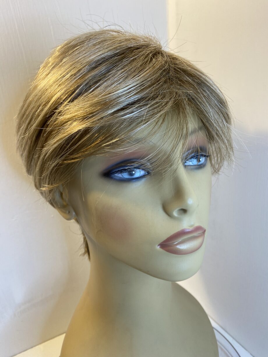 Blonde stylish wig. Blss3010