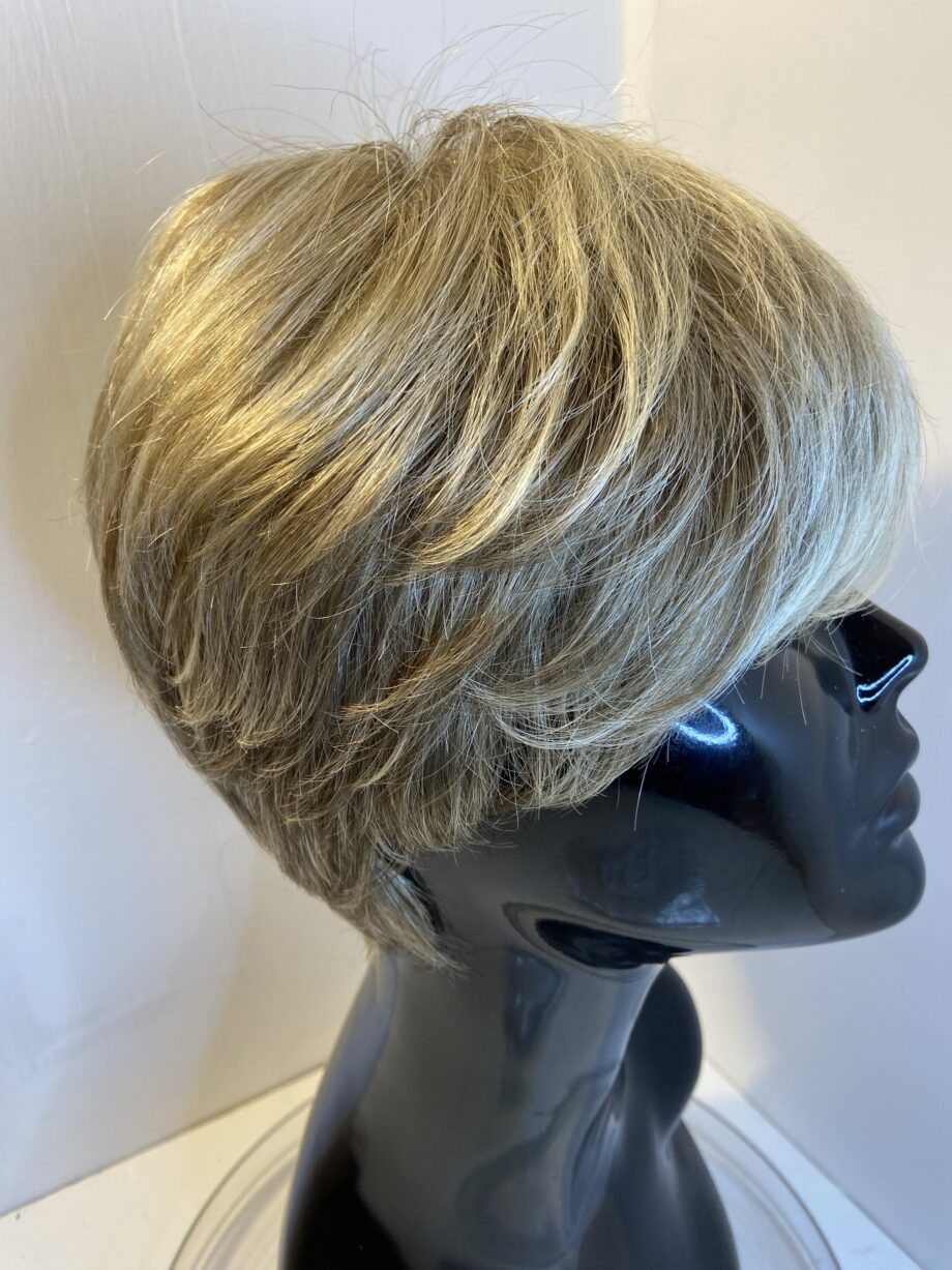 Short blonde Ellen Wille   Blss413
