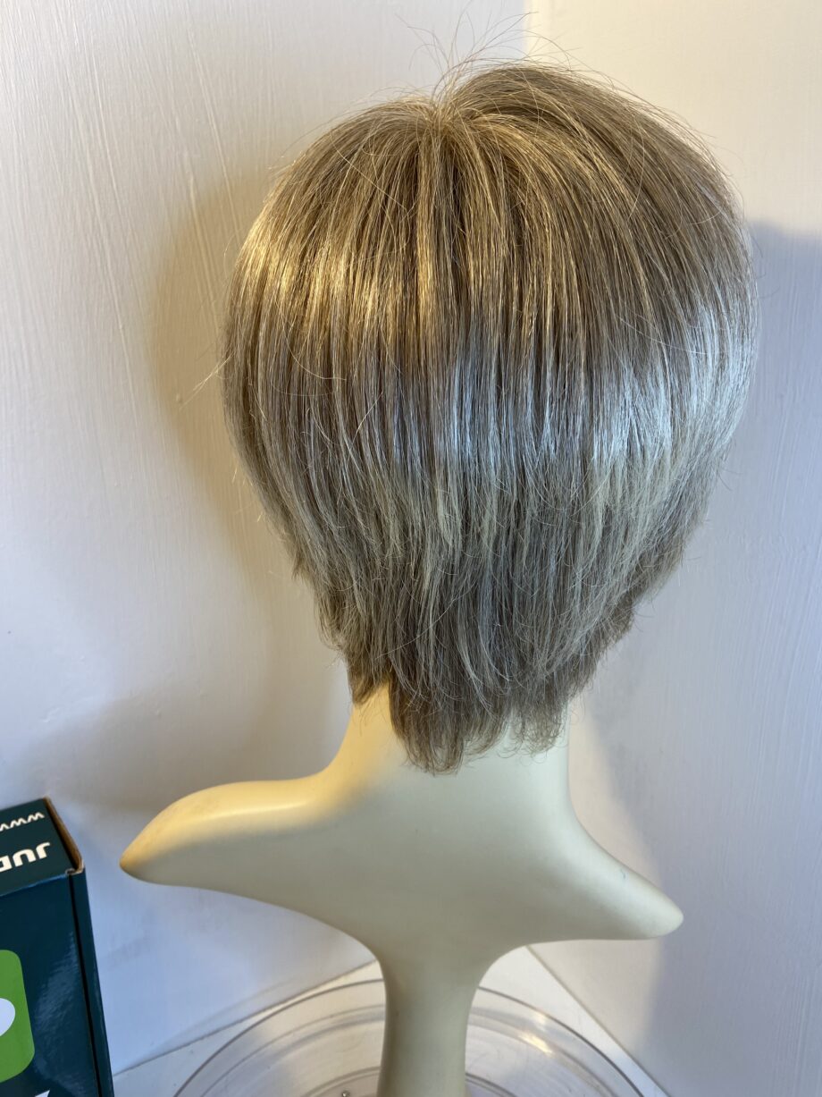 Blonde short wig   Bblss310