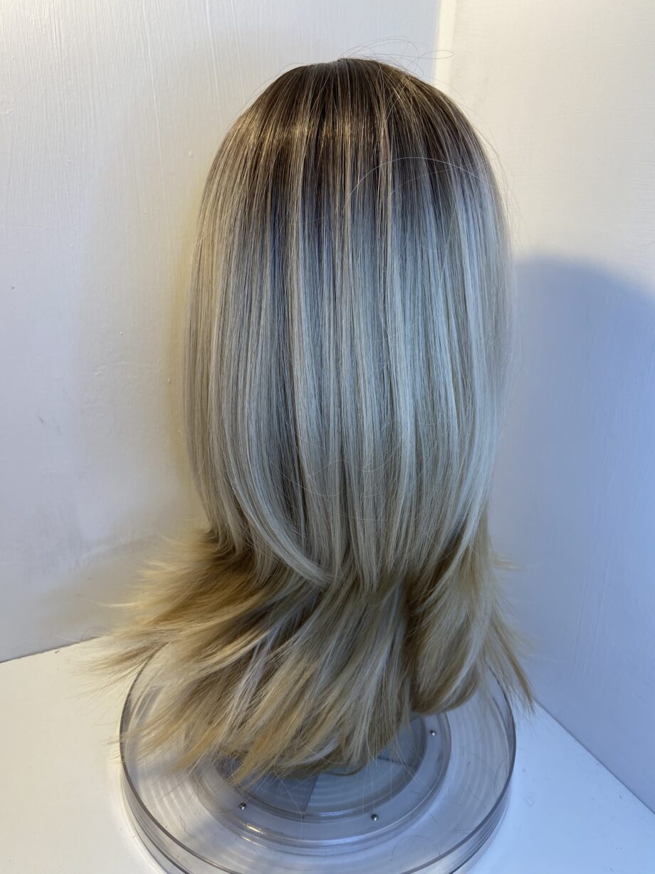 Stunning rooted long blonde. Blls522