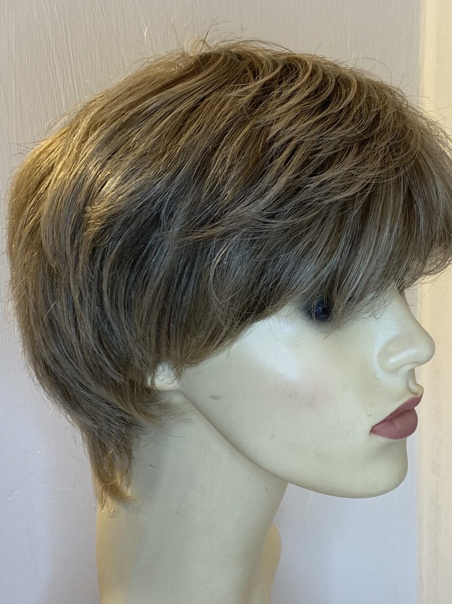 Blonde short wig. Blss519