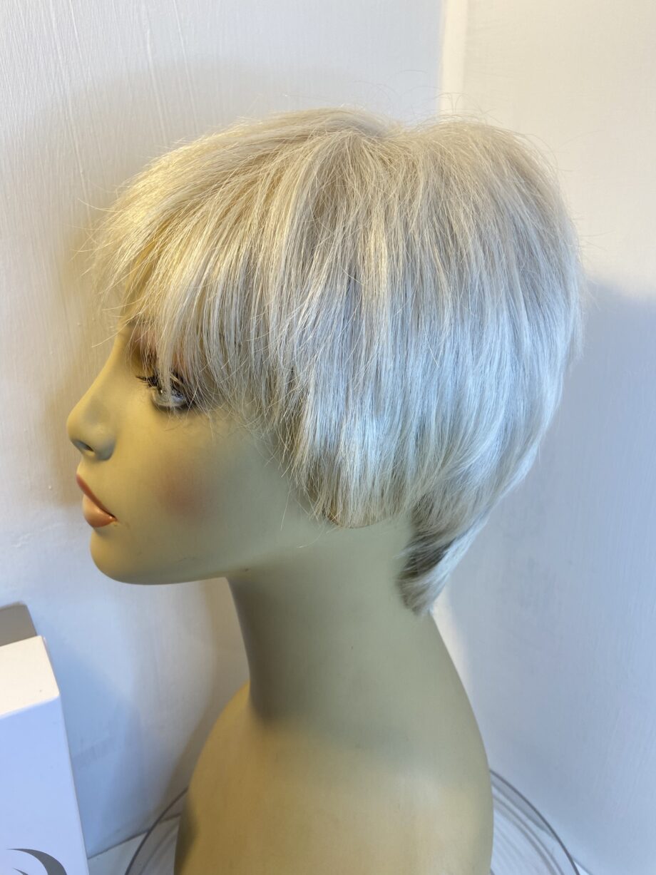 Short White Gisela Mayer wig. Bgss315