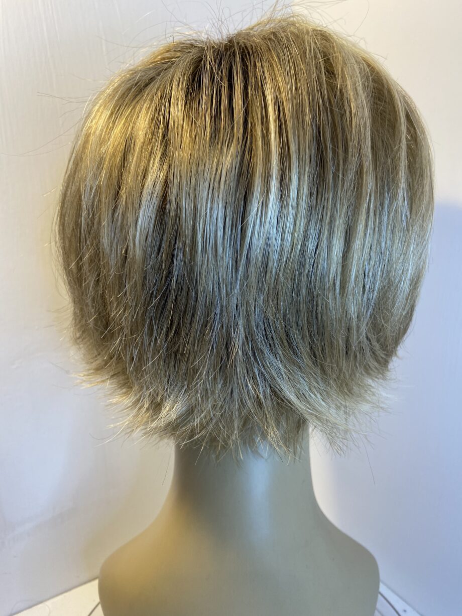 Rooted blonde short wig. Blss527
