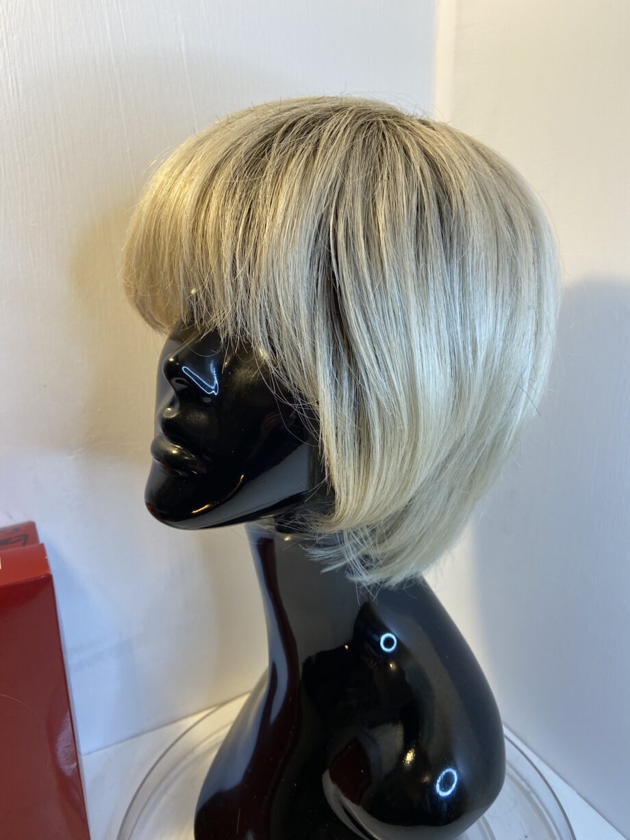 Blonde rooted wig. Bblms309