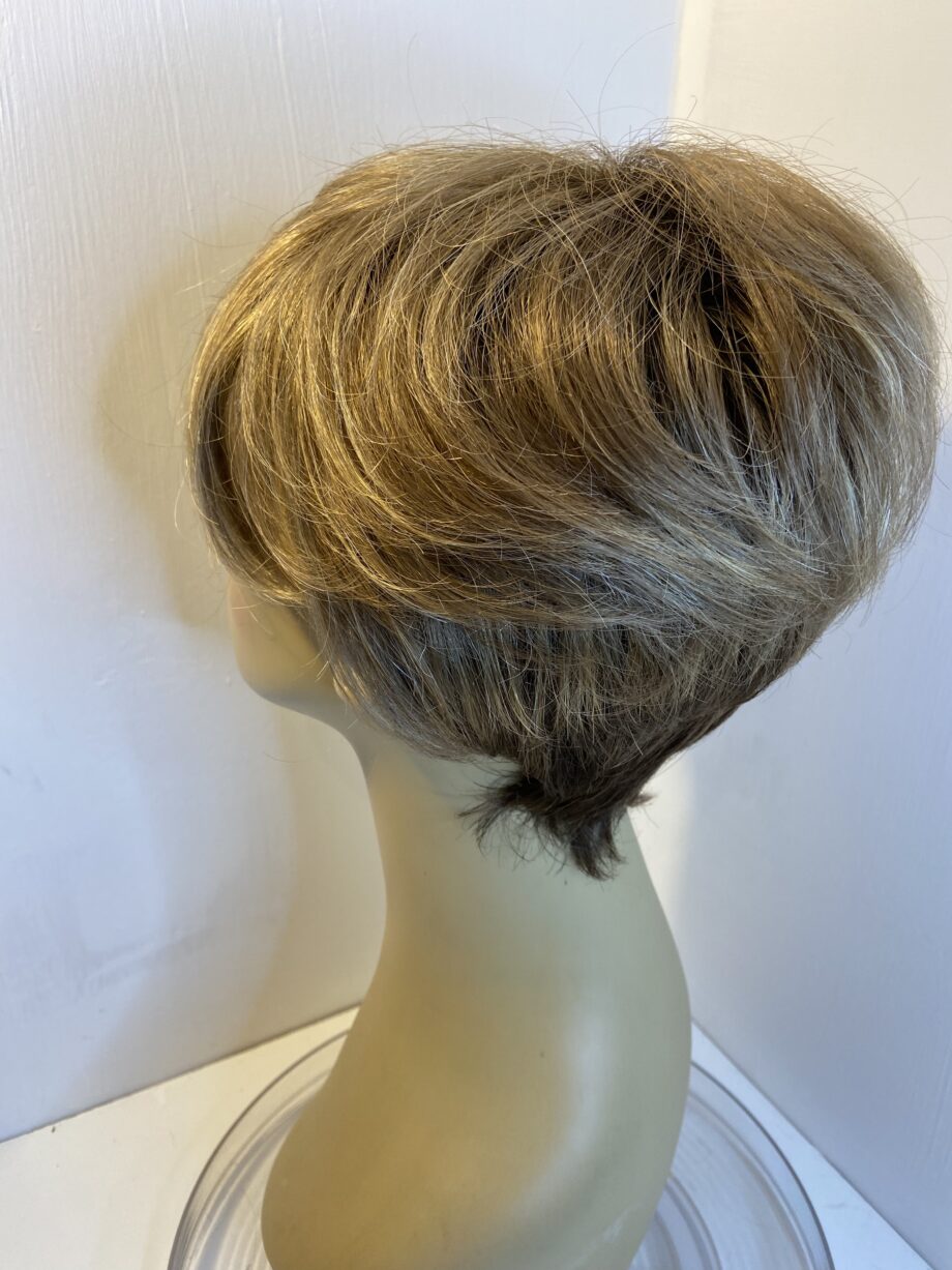 Noriko short light brown wig. Brss409
