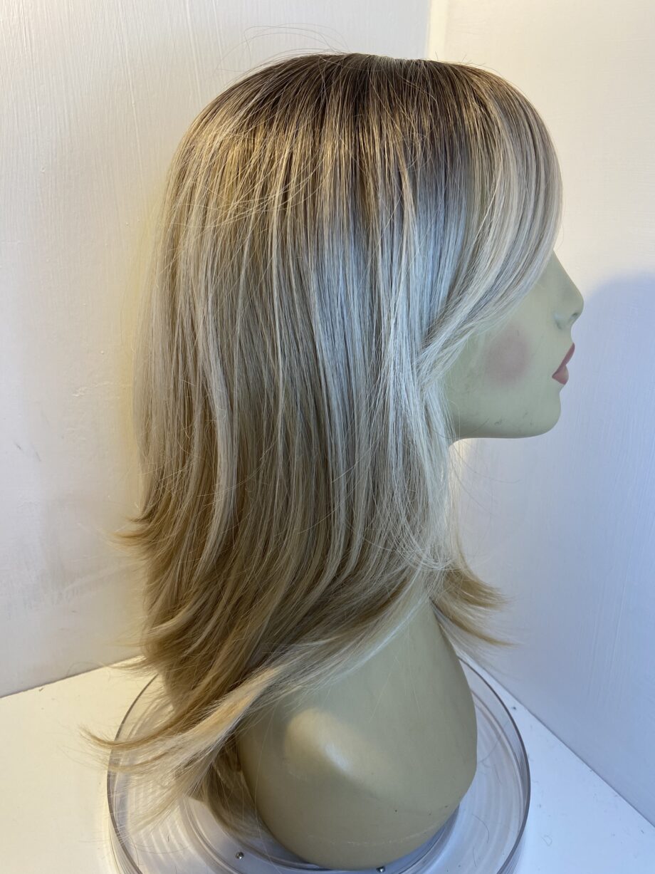 Stunning rooted long blonde. Blls522