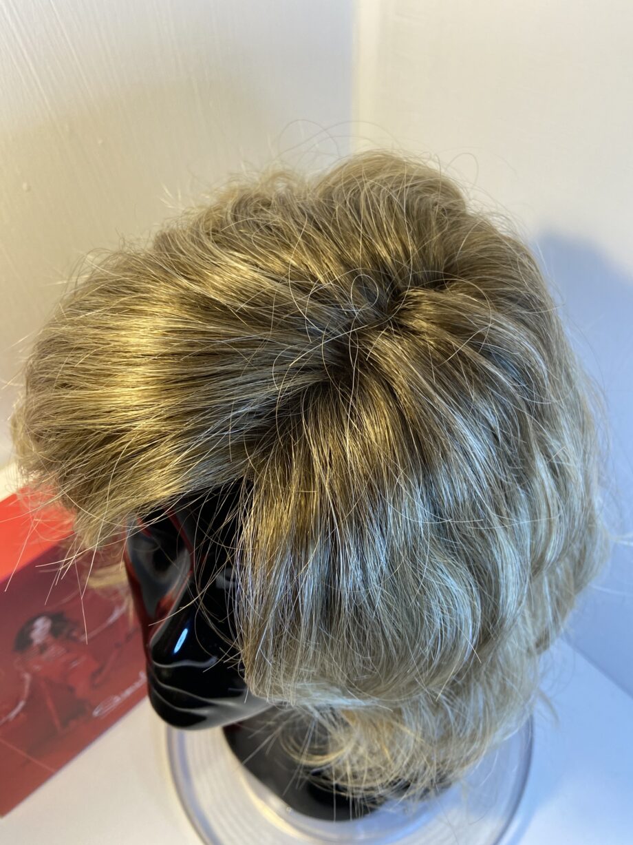 Modern style wavy blonde wig. Bblmw322