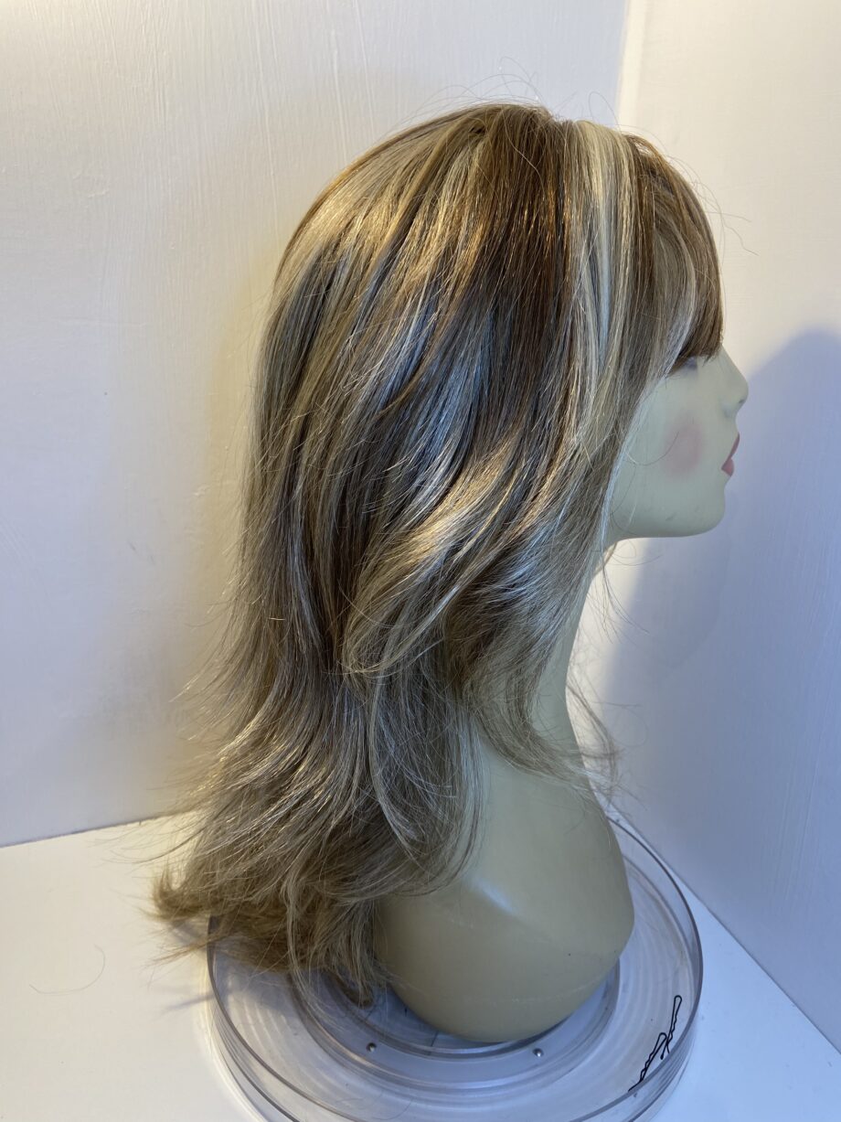 Blonde highlighted long wig. Bblls529