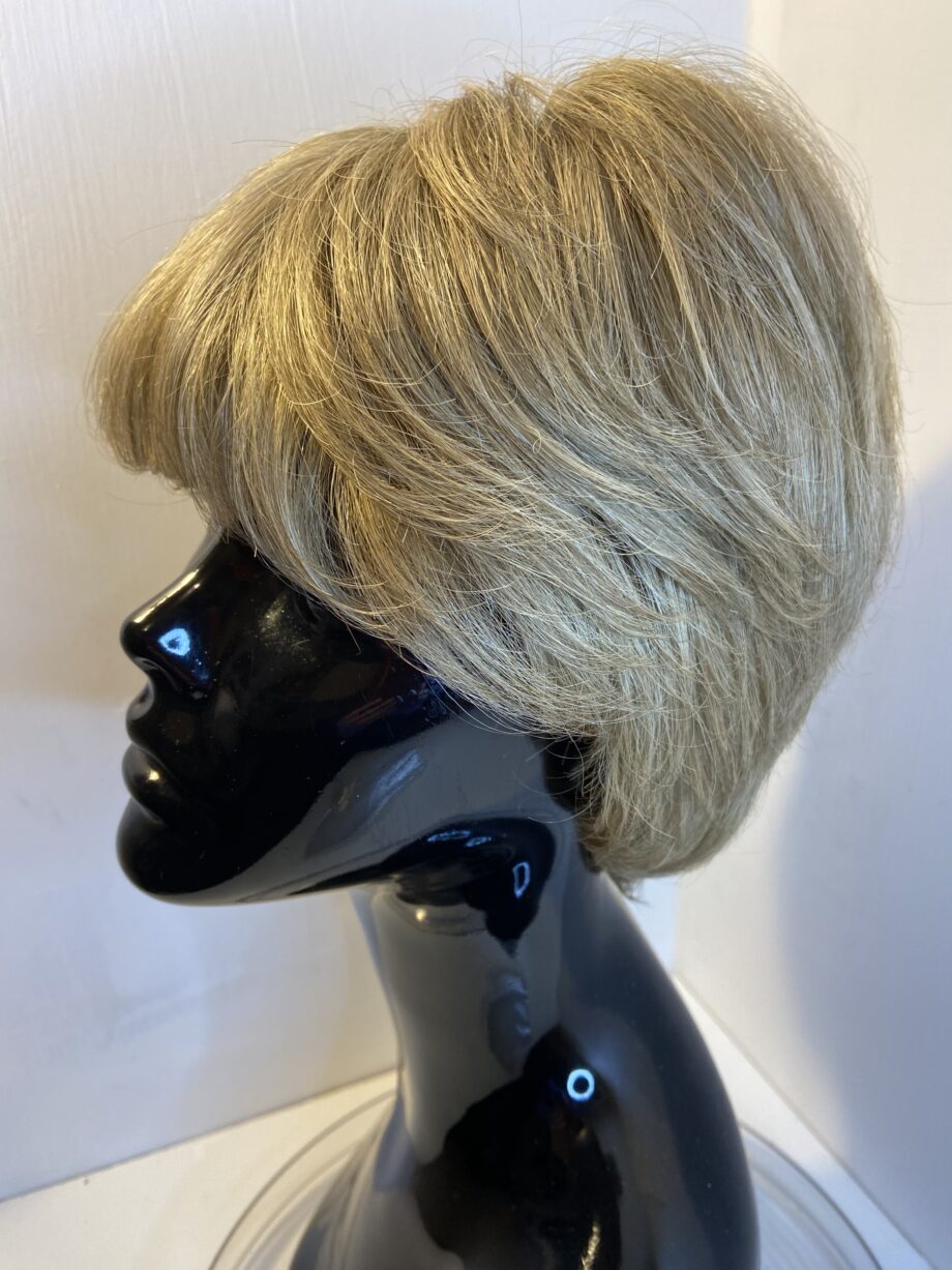 Short soft cap blonde Ellen Wille design. Blss408
