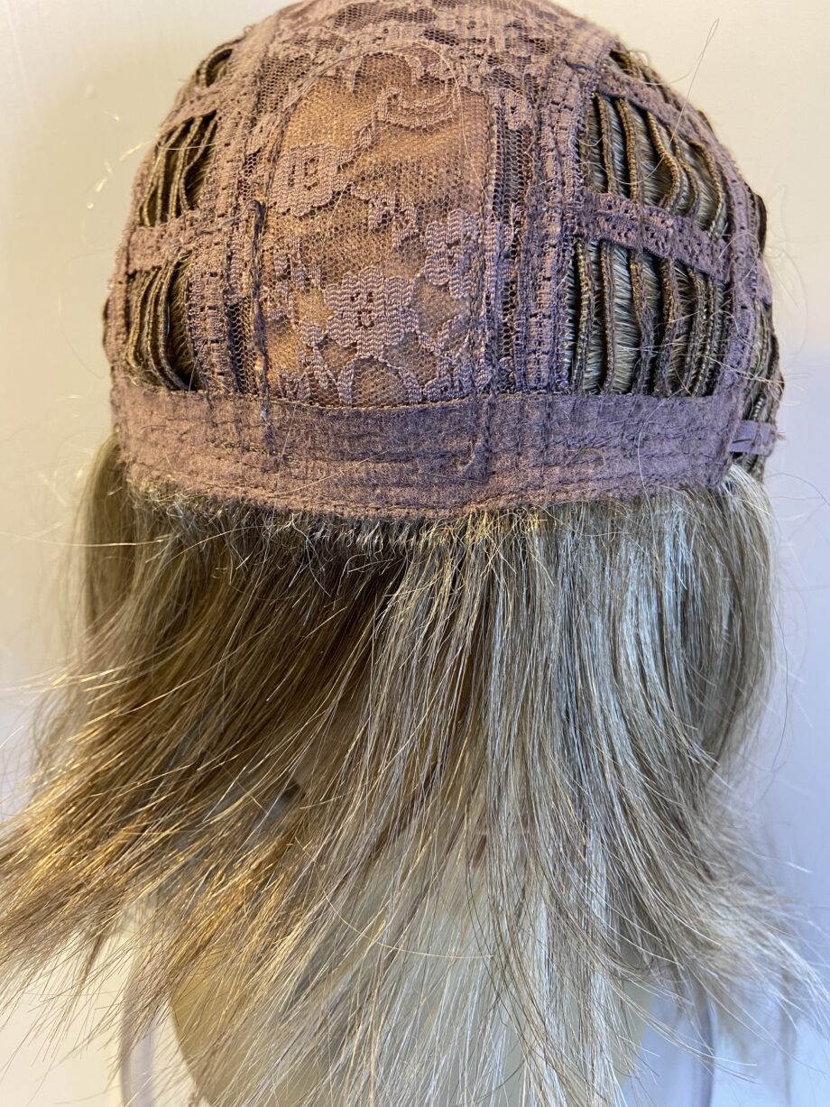 Blonde highlighted long wig. Bblls529