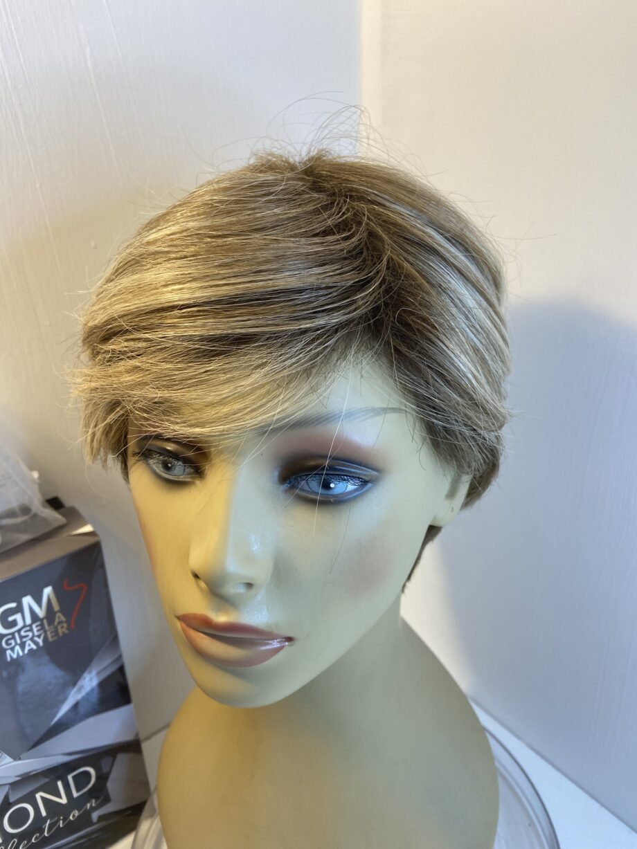 Multi sand rooted designer blonde wig. Bblss320