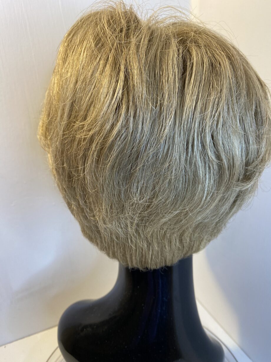 Short soft cap blonde Ellen Wille design. Blss408