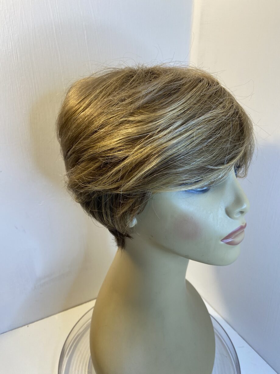Noriko short light brown wig. Brss409