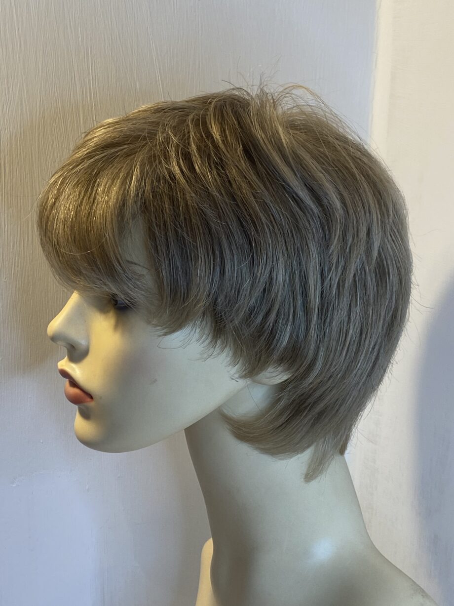 Blonde short wig. Blss519