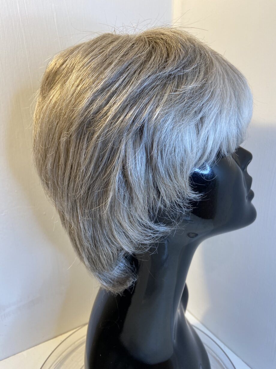 Silver grey wig. Gss311