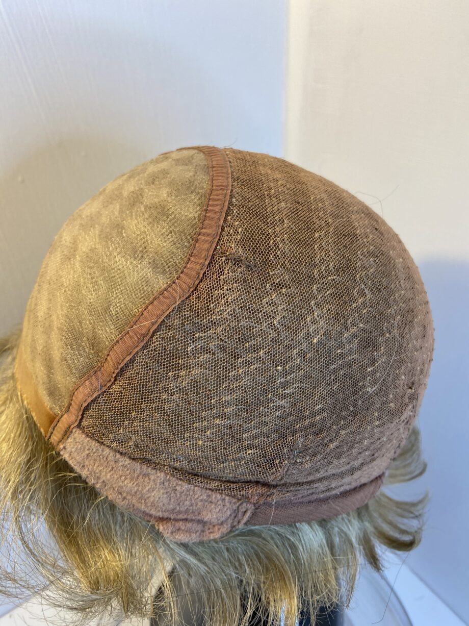 Short soft cap blonde Ellen Wille design. Blss408