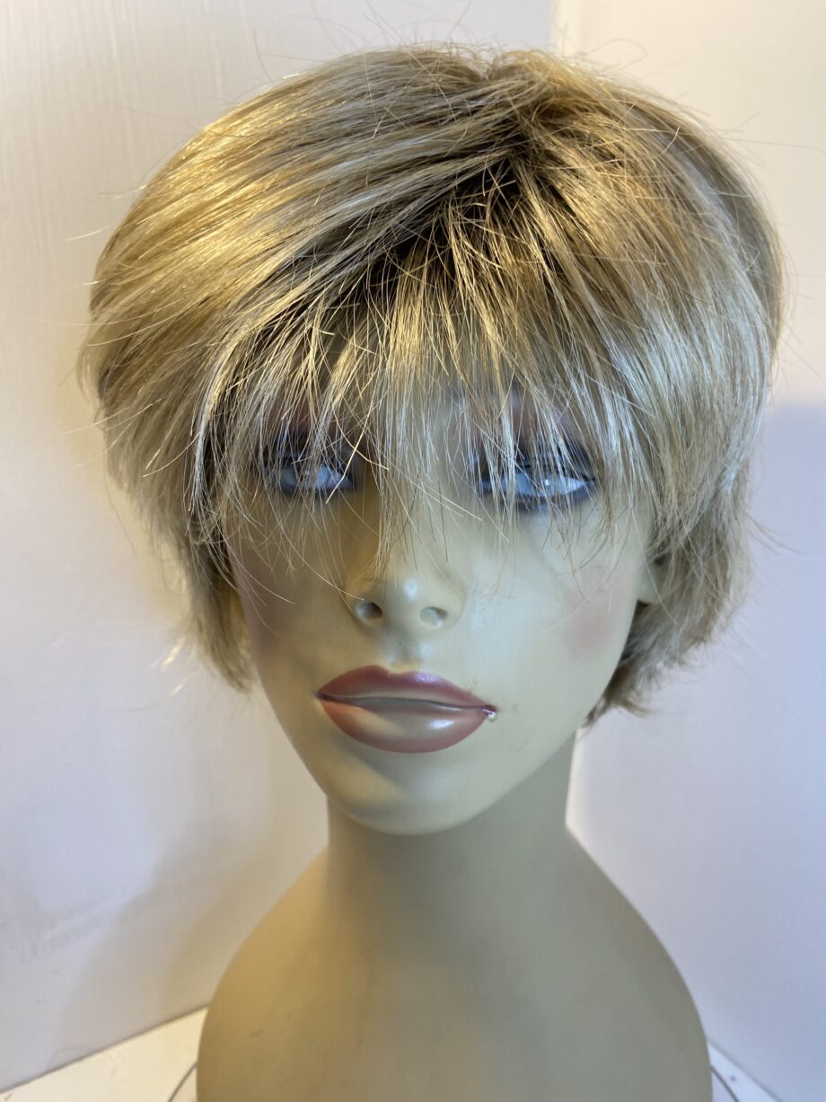 Rooted blonde short wig. Blss527