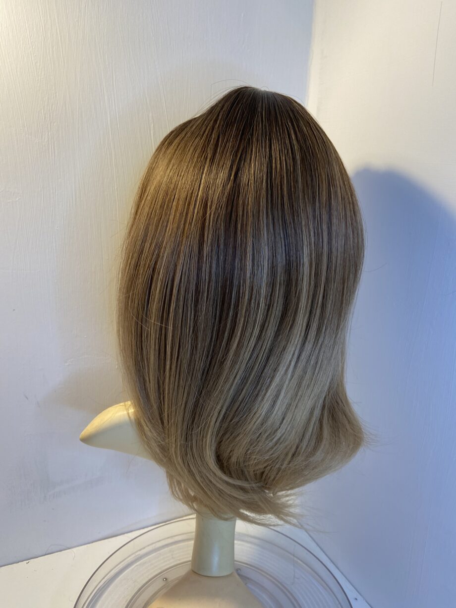 Stunning new blonde rooted wig. Brls523