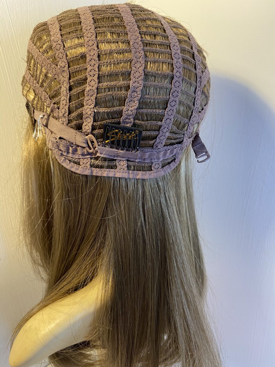 Sleek hair quality long blonde wig. Bblls324