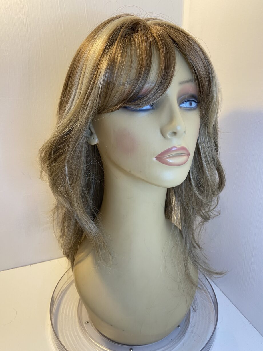 Blonde highlighted long wig. Bblls529