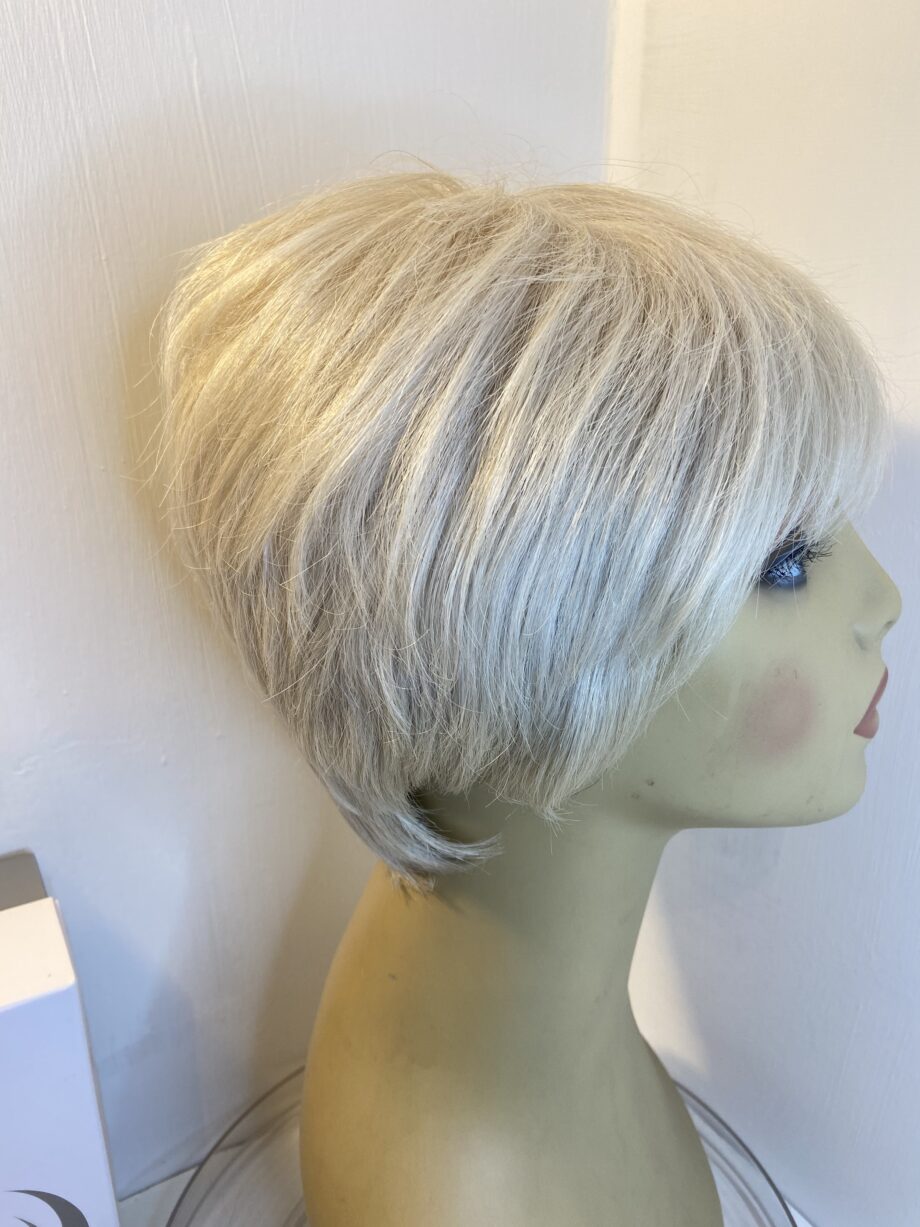 Short White Gisela Mayer wig. Bgss315