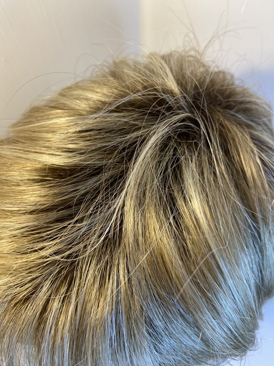 Rooted blonde short wig. Blss527