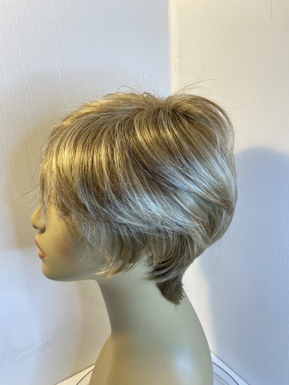 Blonde stylish wig. Blss3010