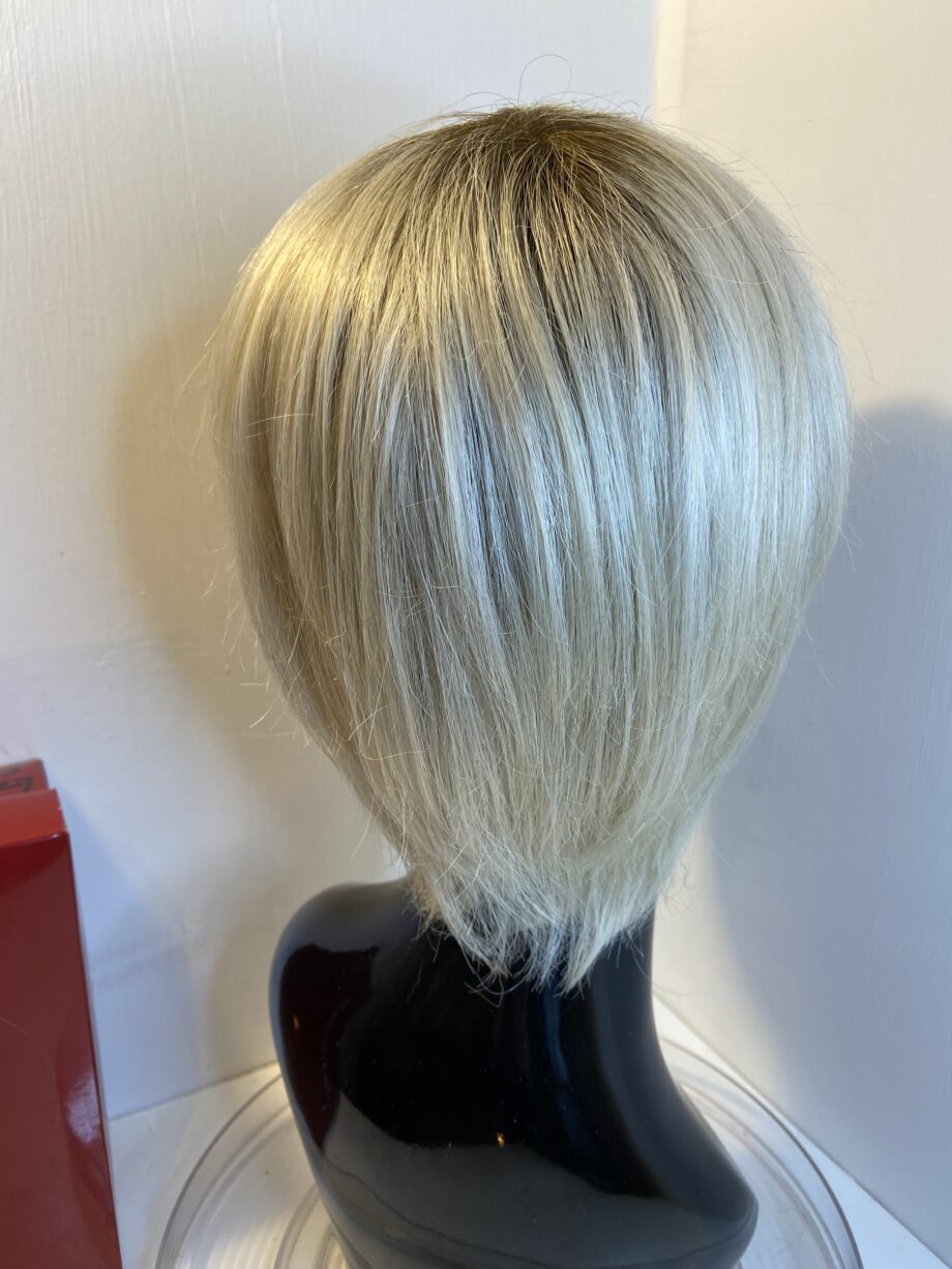 Blonde rooted wig. Bblms309
